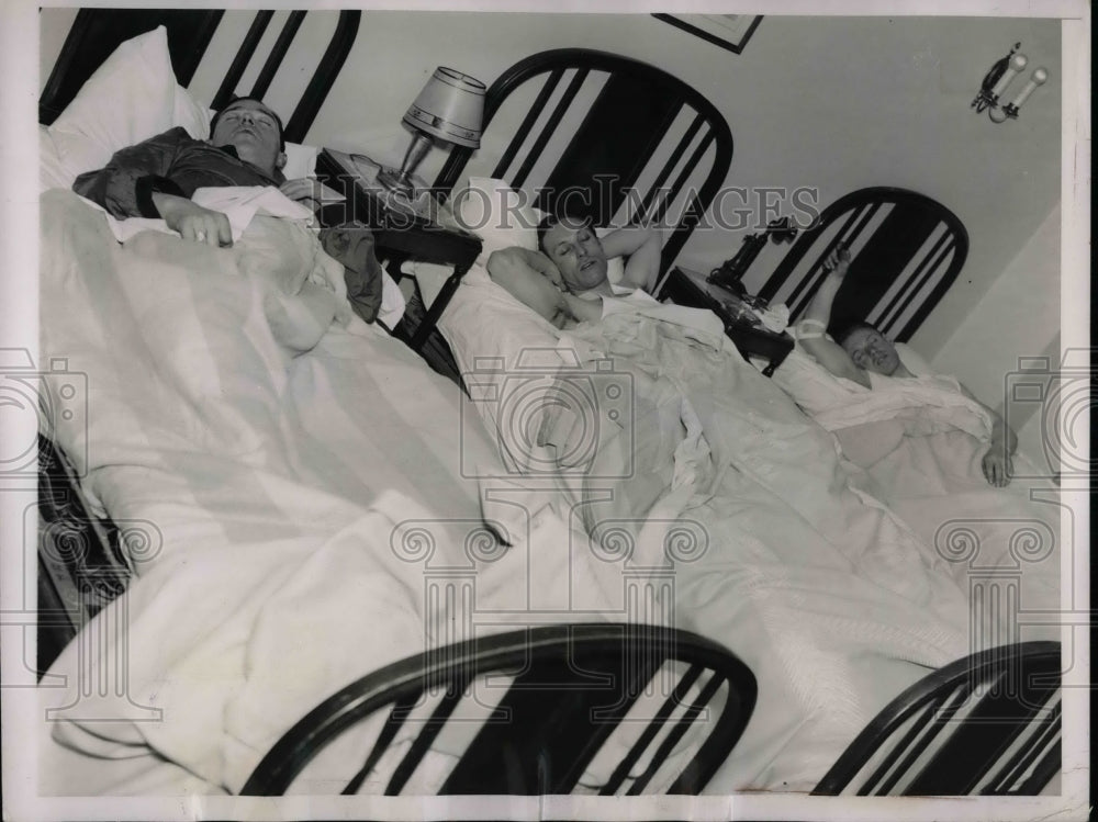 1937 Press Photo Madison Square Garden Bicycle Racers Rest In Hotel Forrest Beds - Historic Images
