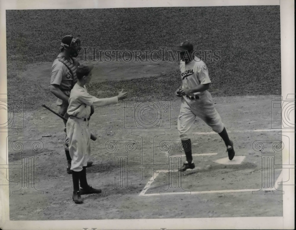 1939 Press Photo Brooklyn Dodger Cookie Lavagetto Crosses Home After Homer - Historic Images