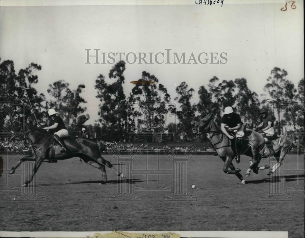 1938 Sharley Wrightsman racing forward to take pace from Cecil Smith - Historic Images