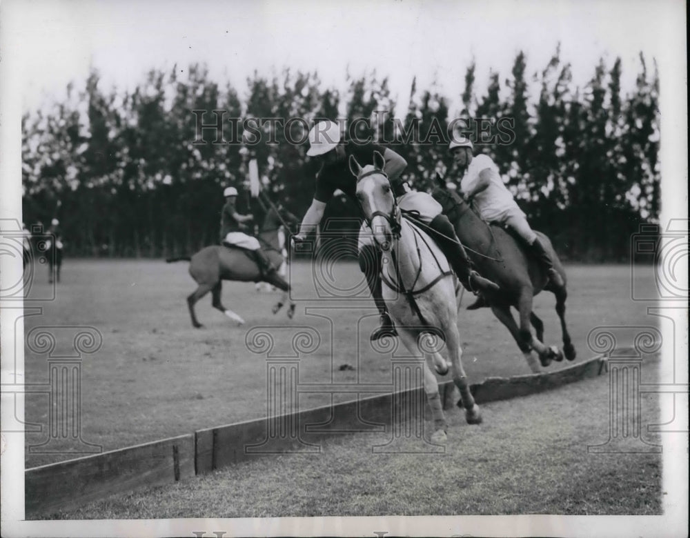 1946 Gerald Dempsey member of the Hurricanes Polo Team during game - Historic Images