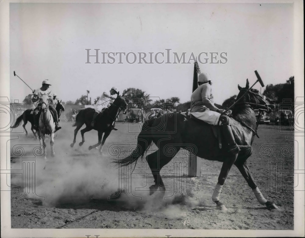 1945 Press Photo Polo Player Fred Glore Driving in a Goal at a Polo game in Il - Historic Images