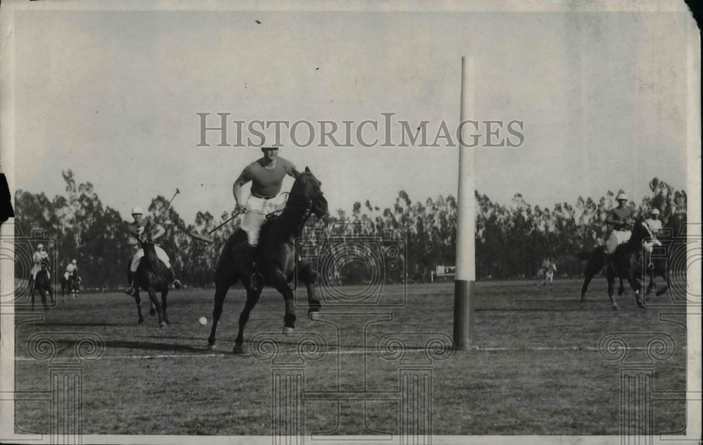 1931 Polo Player Eric Fedley During Game At Midwick Country Club - Historic Images