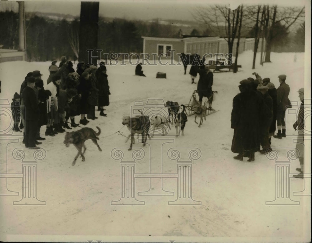 1927 Press Photo Walter Channing & Team Finish Third At International Dog Derby - Historic Images