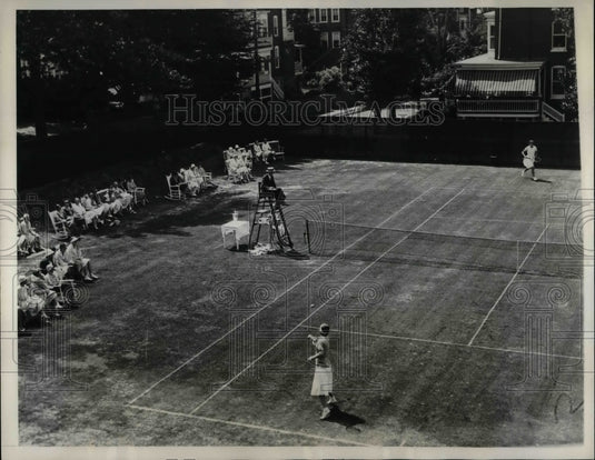 1932 Virginia Hilleary vs Elizabeth Warren at tennis cup  - Historic Images