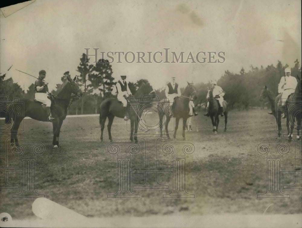 1918 Polo match action on a pitch  - Historic Images
