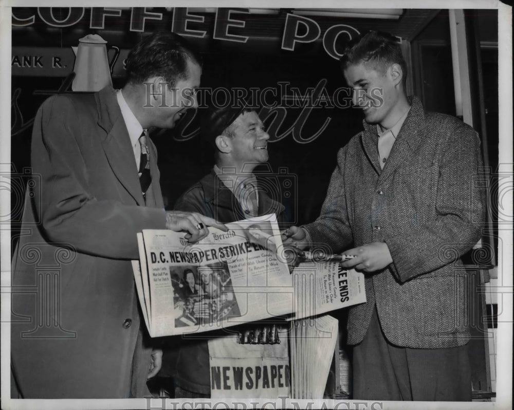 1949 Press Photo Washingtonians Reading Paper - Historic Images