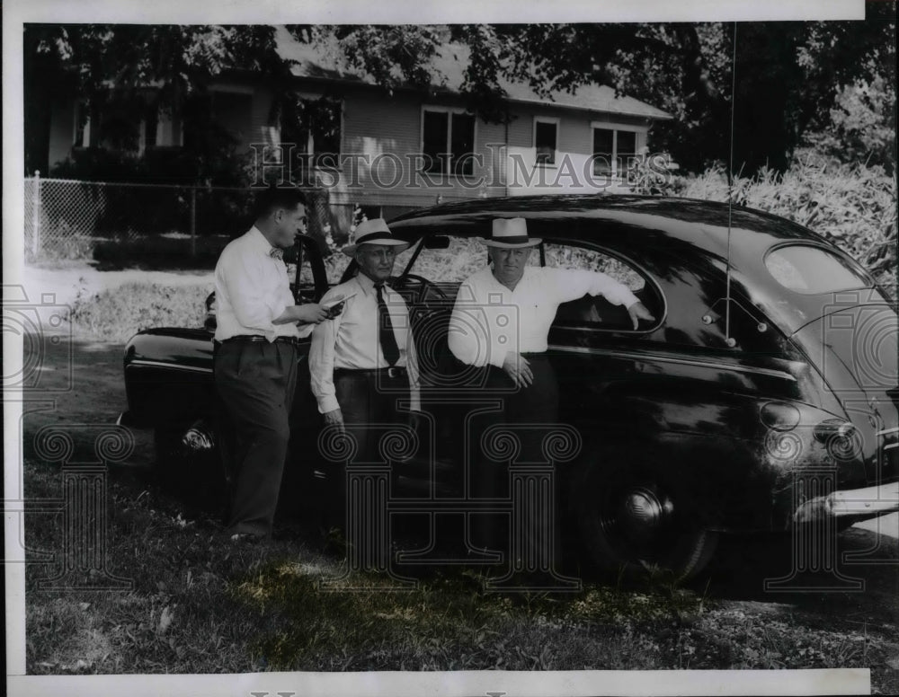 1947 UP reporter Sam Melnick & deputy sheriffs at ME Truman home - Historic Images