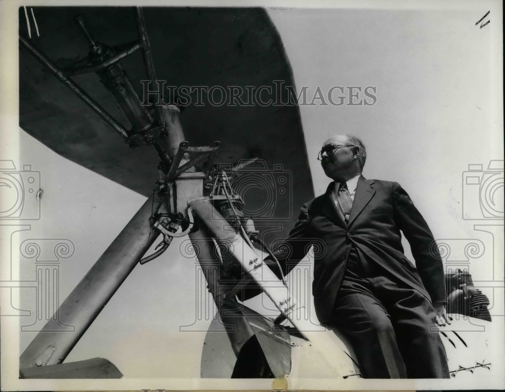 1937 Press Photo Girard Post Berrick &amp; his mechanical parachute plane-Historic Images
