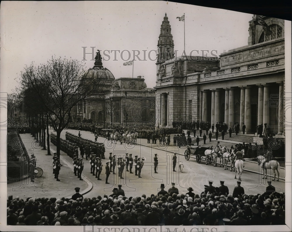 1927 The King &amp; Qwueen at Cardiff, open Natl museum of Wales - Historic Images