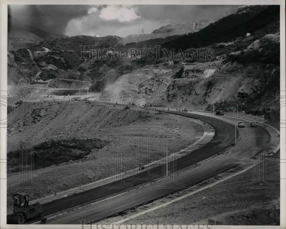 1953 Press Photo Caracas, Venezuela, new highway construction - nea50397 - Historic Images