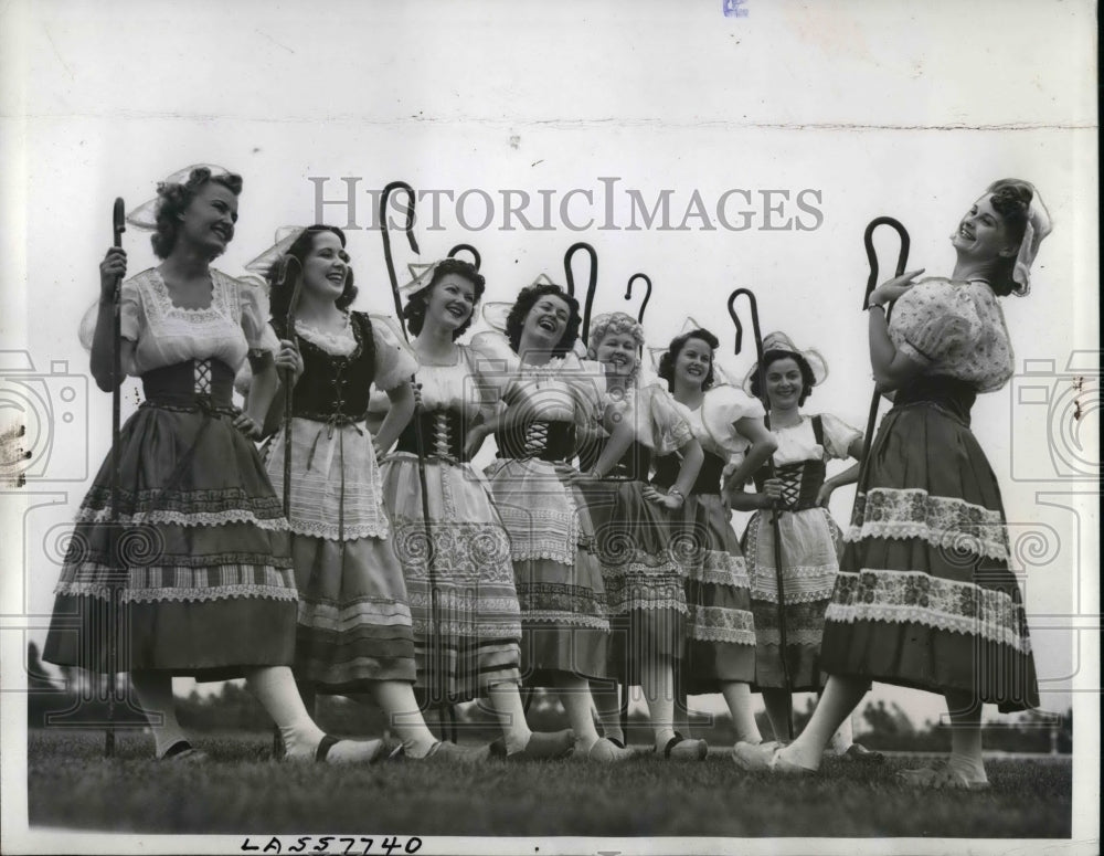 1940 Press Photo Frances Gladwyn &amp; Goose girls at Hollywood Park Turf Club - Historic Images