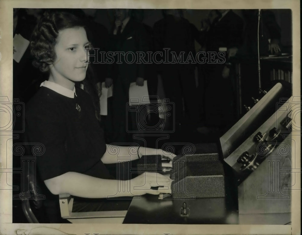 1939 Press Photo Helen Harper demonstrates a synthetic speaker - nea50450 - Historic Images