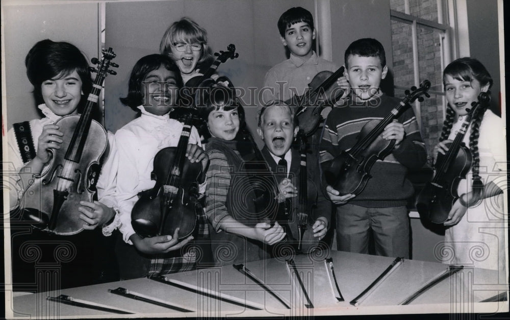 1968 Press Photo Children Holding Violins With Their Bows On Table - Historic Images