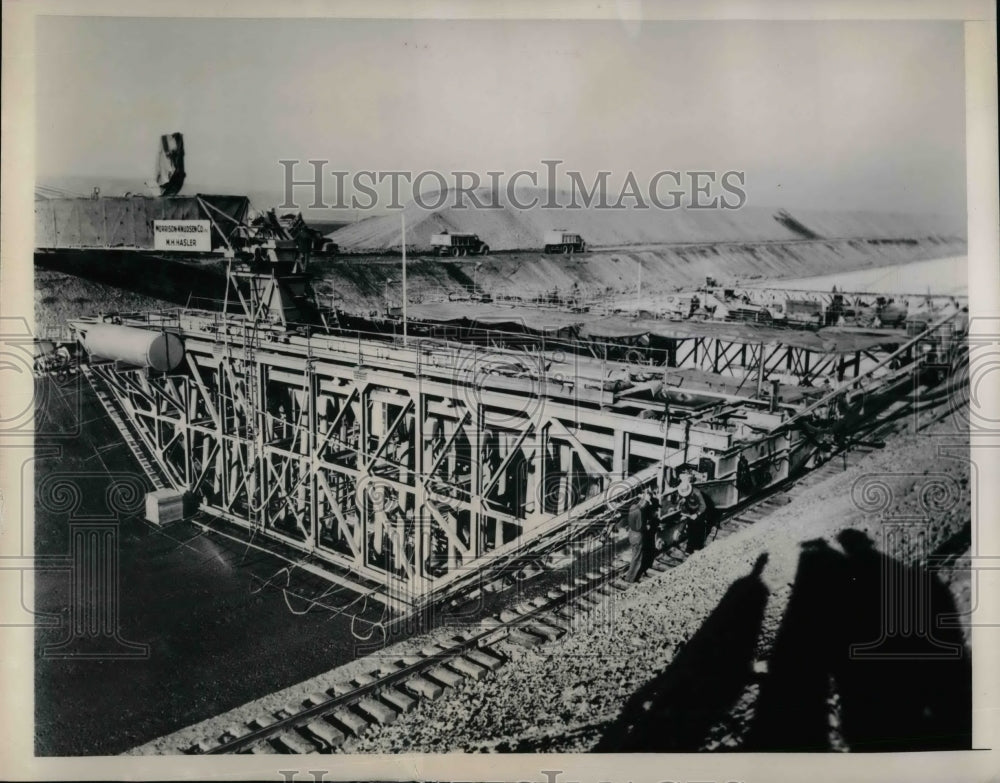 1948 Canal lining machine at work in Antioch, Calif,  - Historic Images