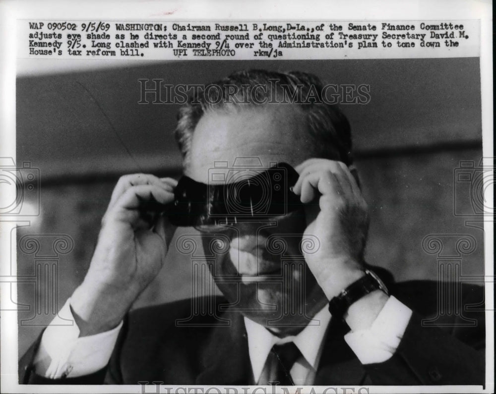 1969 Press Photo Senate Finance Chairman Russell Long Adjusts Eye Shade - Historic Images