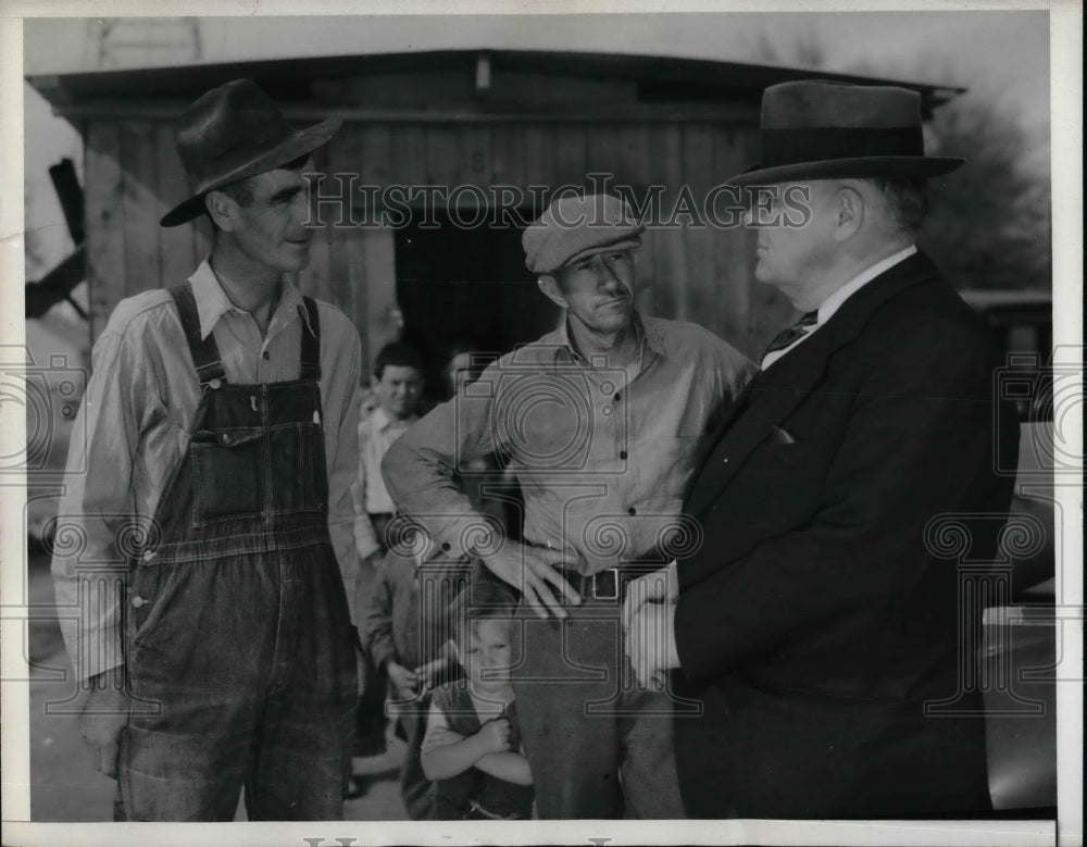 1938 Press Photo Dr. Cult Hughes interviewing J.C. Julian and R.E. Gibson - Historic Images