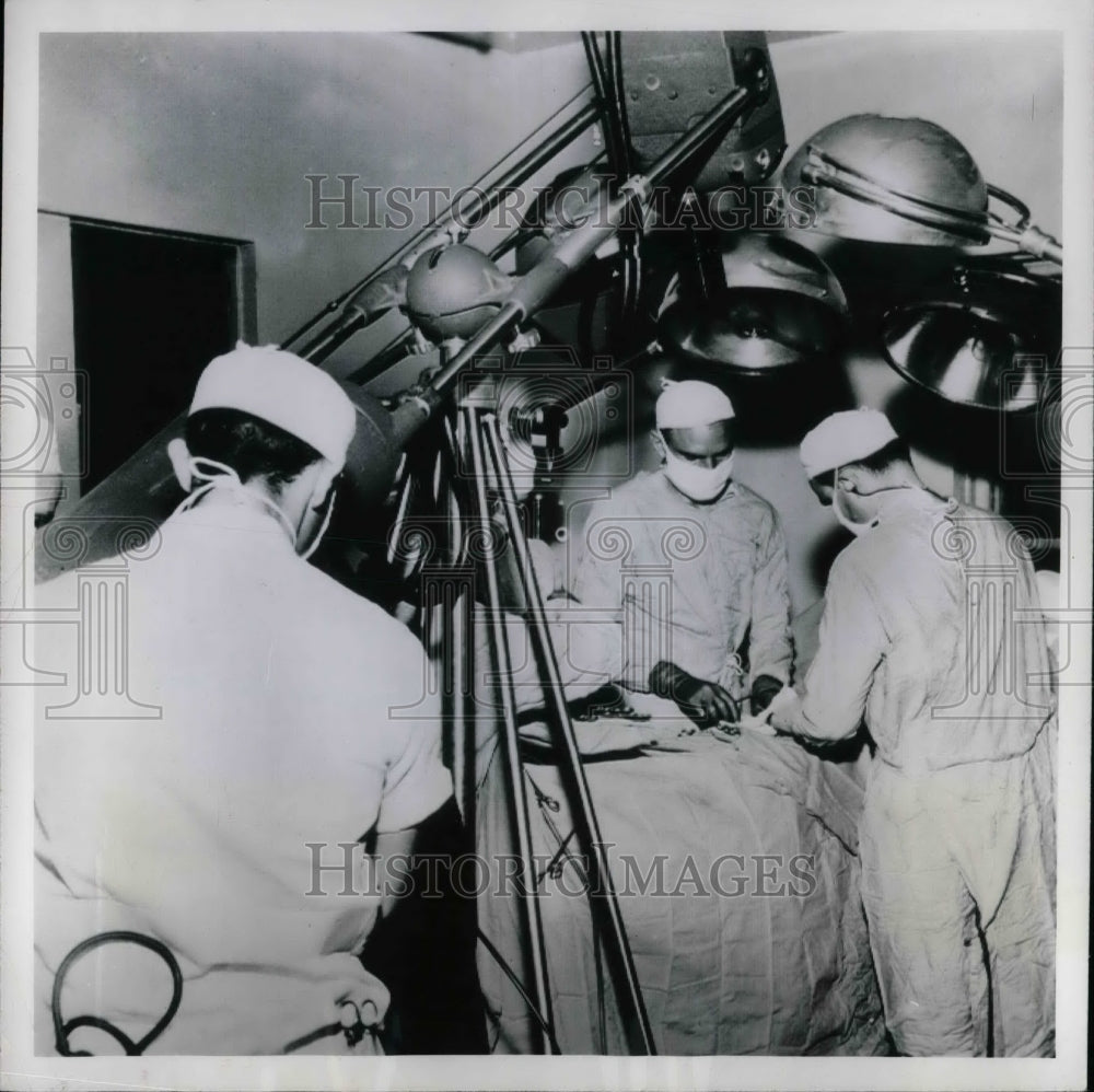 1950 Press Photo Cornea operation at Grady Memorial Hospital being televised.-Historic Images