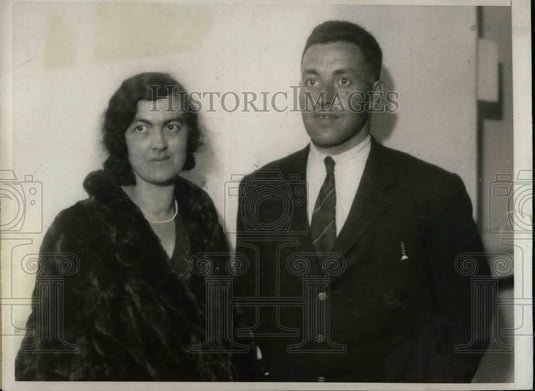 1931 Press Photo Lt. Luard and wife arrive in NY for a boat race - Historic Images