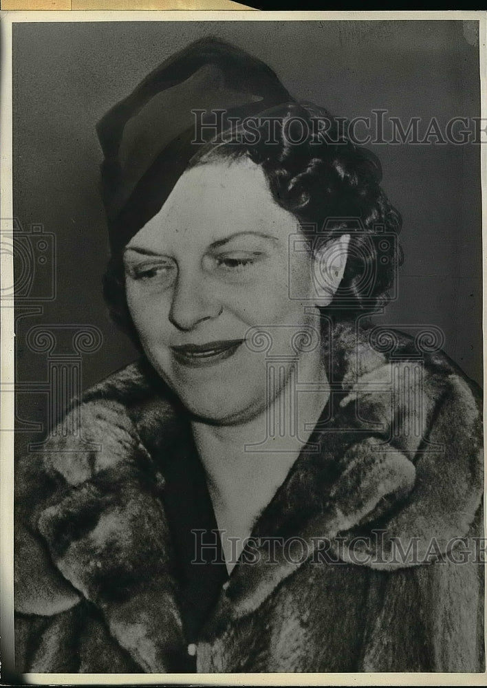 1939 Mrs Edna Cook testifying to detectives  - Historic Images