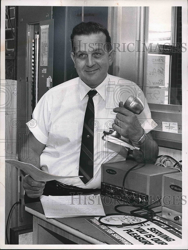 1969 Press Photo Store Manager Larry Lott at his desk - Historic Images