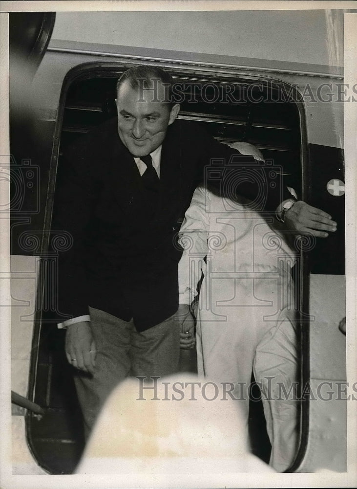 1938 Press Photo Captain Alfred Henke exiting airplane - Historic Images