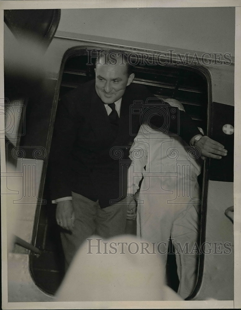 1938 Press Photo Captain Alfred Henke stepping from airplane-Historic Images