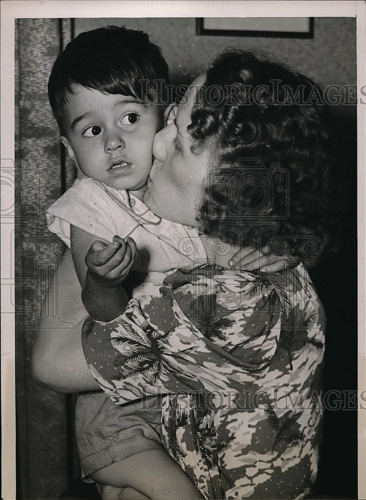 1937 Press Photo Mrs Martha Hortz after her son was returned from kidnapping - Historic Images