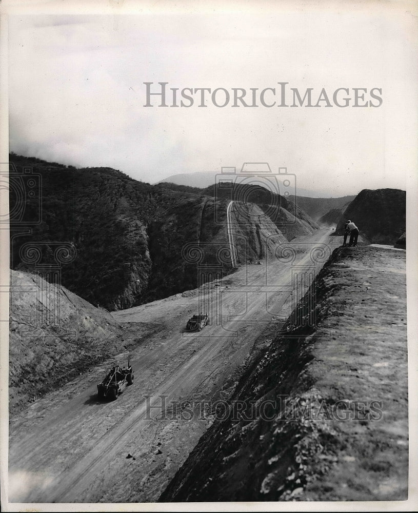 1962 Press Photo Road being paved through the mountains of Venezuela - nea50710 - Historic Images