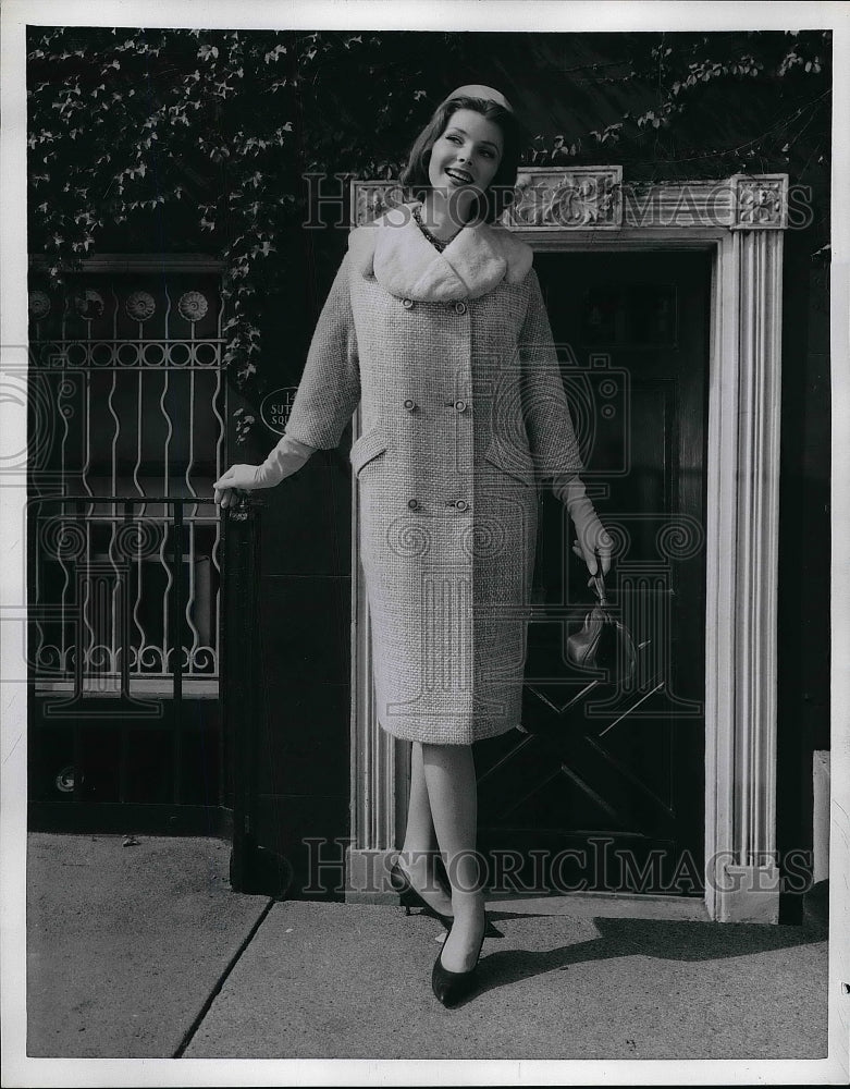 1960 Press Photo Model showing off fall coat with beaver collar - Historic Images