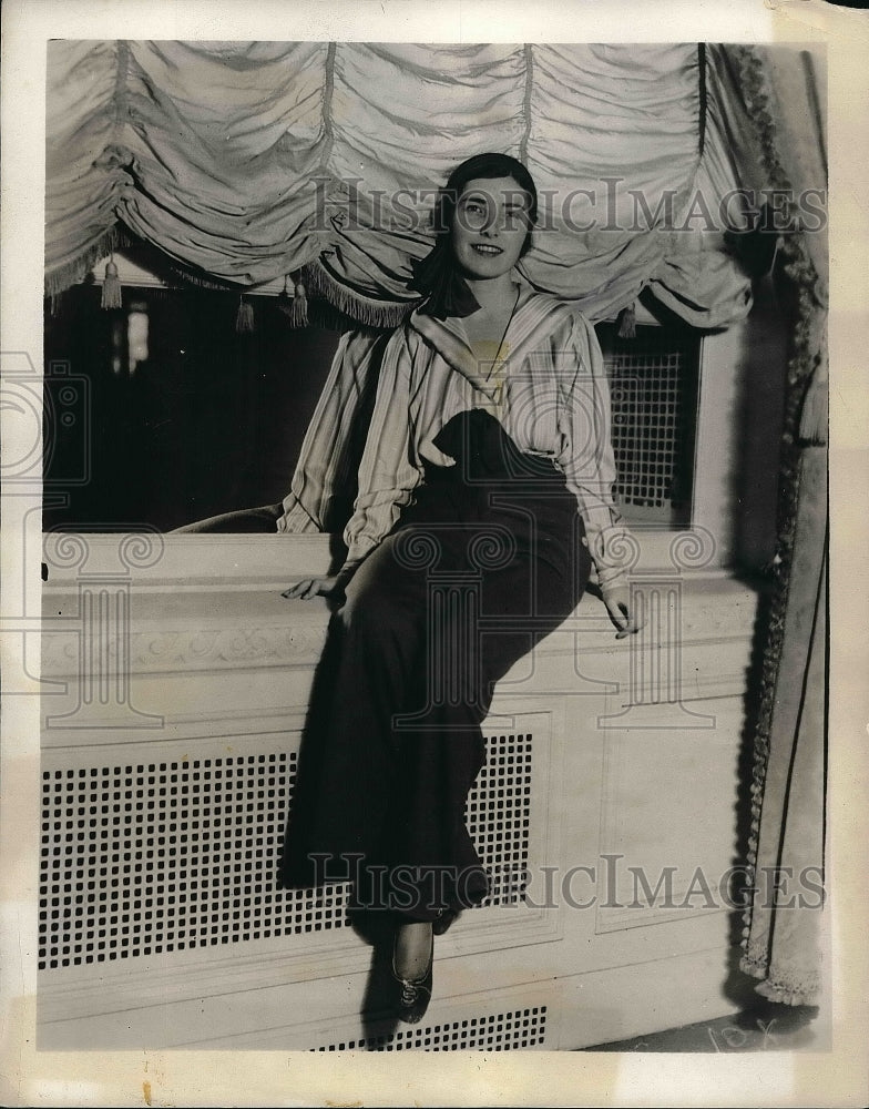 1932 Mrs John Conklin at fashion show  - Historic Images