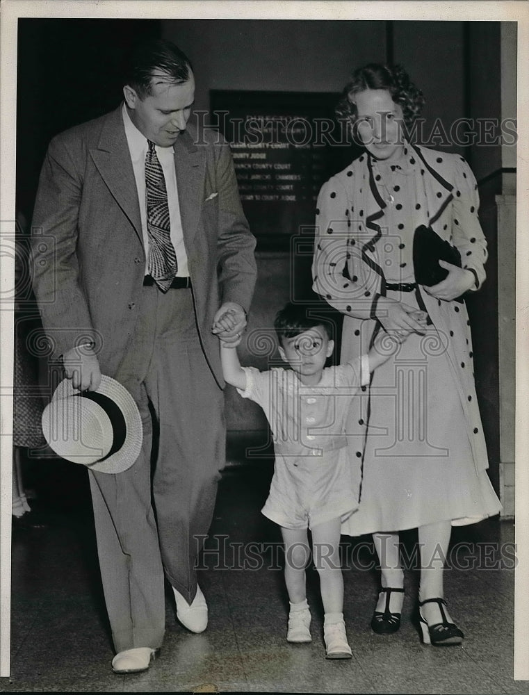 1937 Mr and Mrs Otto Horst with their son Donald  - Historic Images