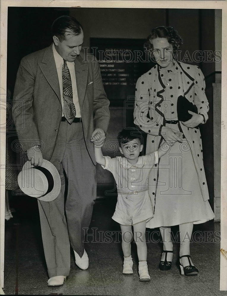 1937 Press Photo Mr. and Mrs. Otto Horst and their son Donald - nea50778-Historic Images