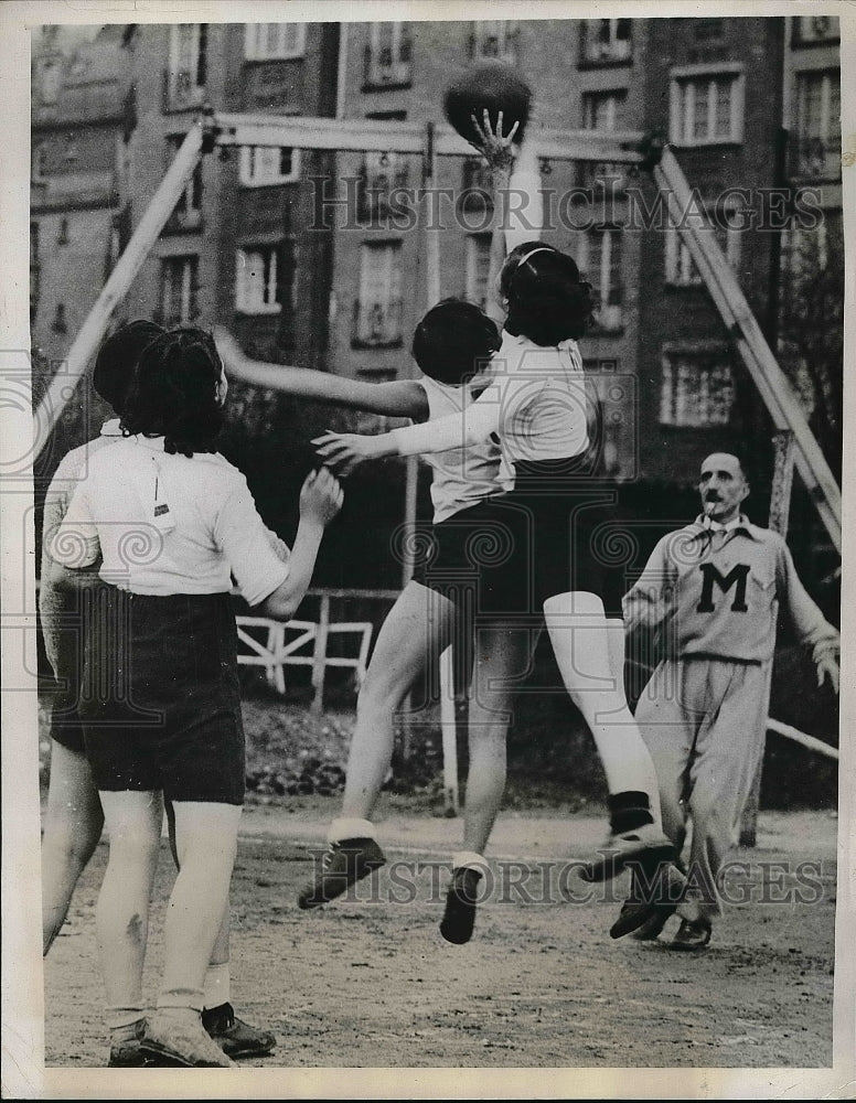 1934 French Girls Take up Basketball Namneta Sport Club  - Historic Images