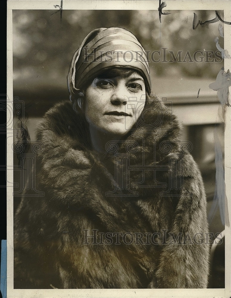 1928 Elizabeth Hoiserm US Univ. grad and writer suing Horace Mann - Historic Images