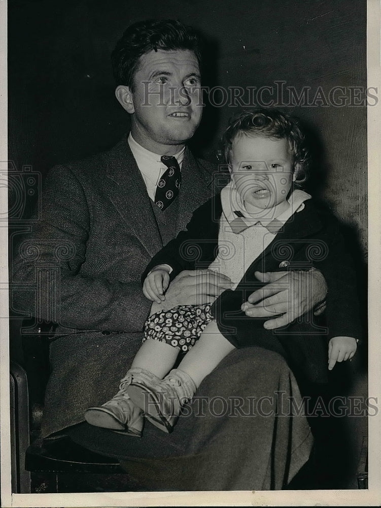1937 John M. Hayes &amp; daughter Patricia Ann at Chicago police station - Historic Images