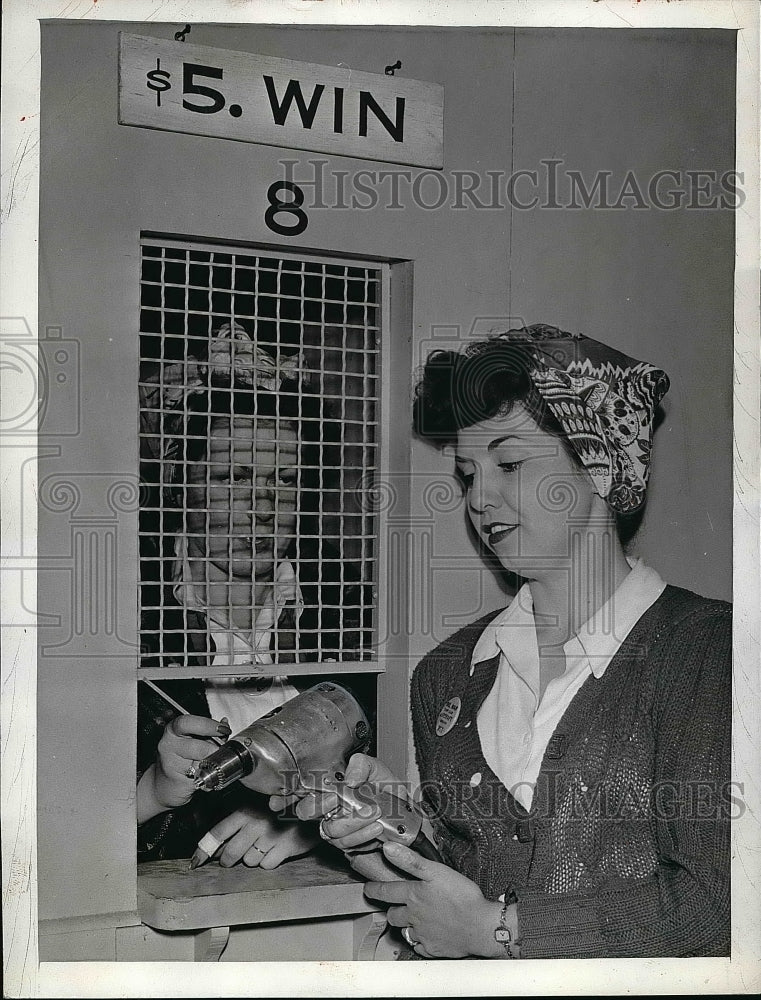 1943 Press Photo Mutuel horse race betting window &amp; Ruby McPherson - nea50890 - Historic Images