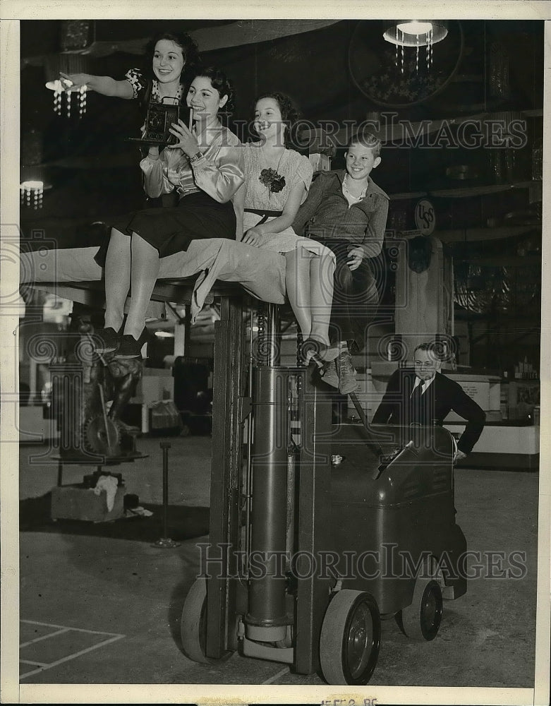 1938 Press Photo L Moran,E Kallejian,W Farnan, B Braun,R Braun &amp; new lift truck - Historic Images