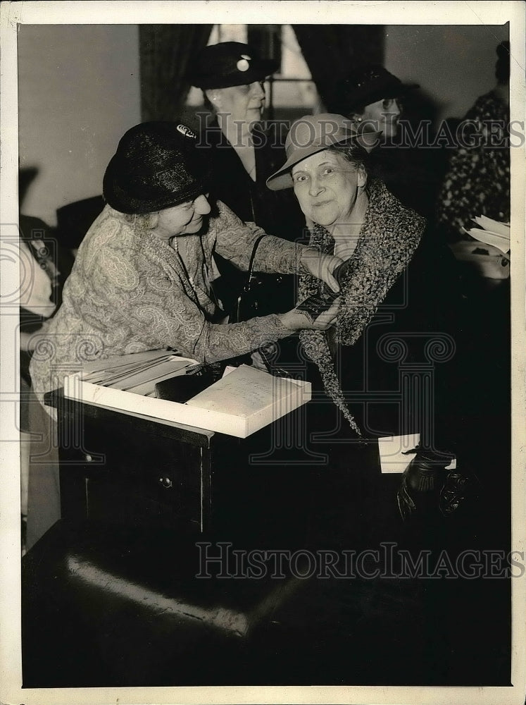 1935 Press Photo D.A. R. members Mrs AET Hansmann &amp; Mrs SE Murray - nea50903 - Historic Images