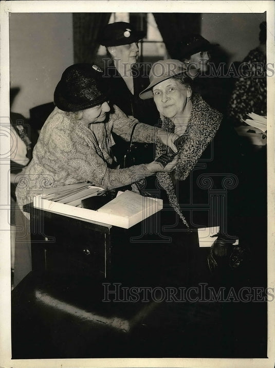 1935 Press Photo D.A. R. members Mrs AET Hansmann & Mrs SE Murray - nea50903 - Historic Images