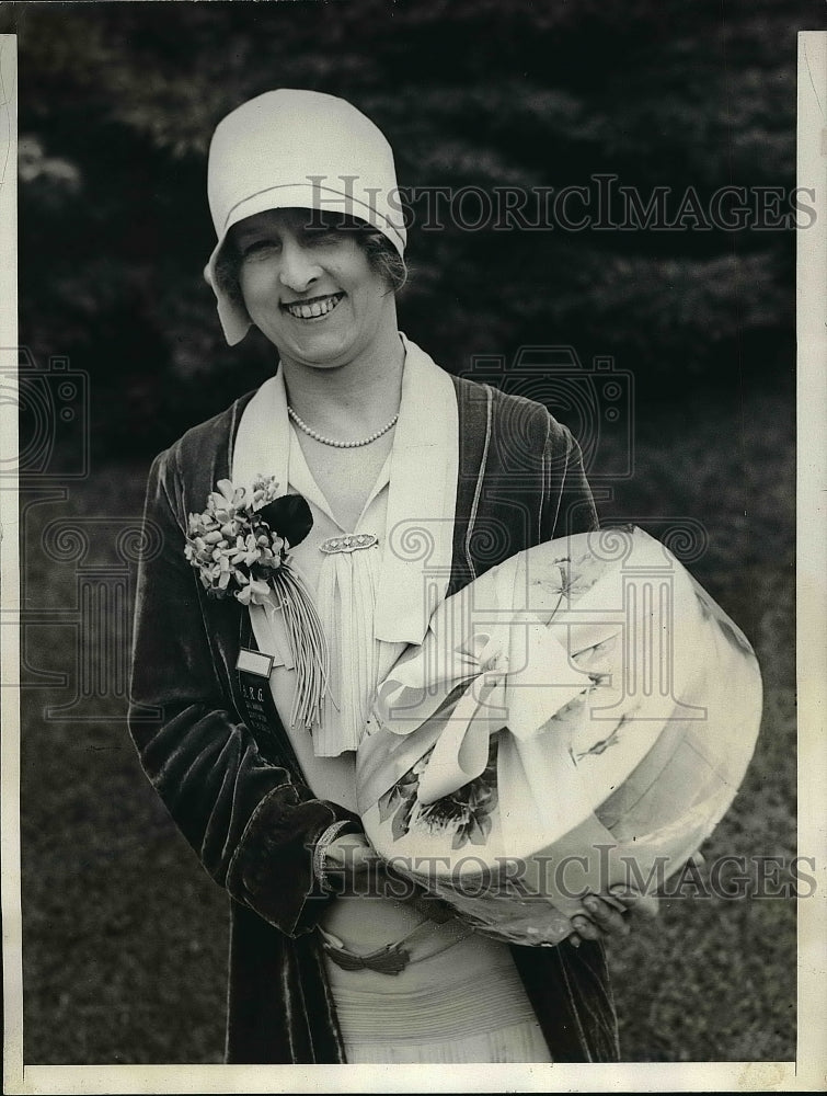 1929 Press Photo Miss Mary Stewart &amp; box of candy for Mrs Hoover - Historic Images