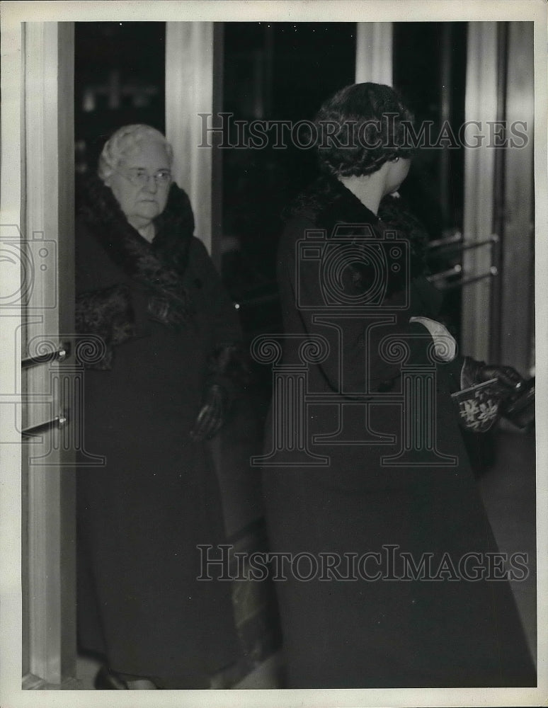 1922 Press Photo Mrs. W.A. Wahl &amp; Daughter - nea50942 - Historic Images