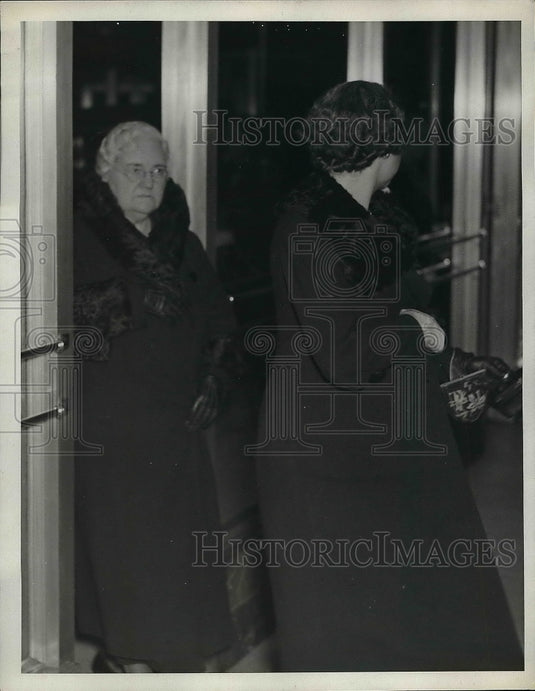 1922 Press Photo Mrs. W.A. Wahl & Daughter - nea50942 - Historic Images