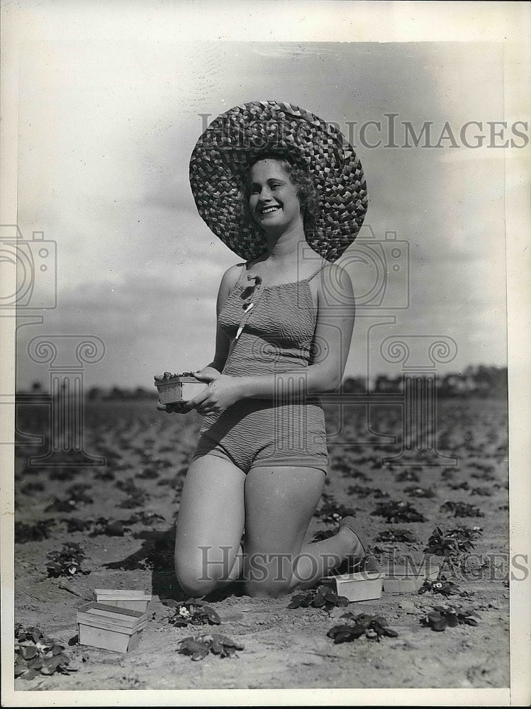 1937 Strawberry Blonde Virignia Smith  - Historic Images