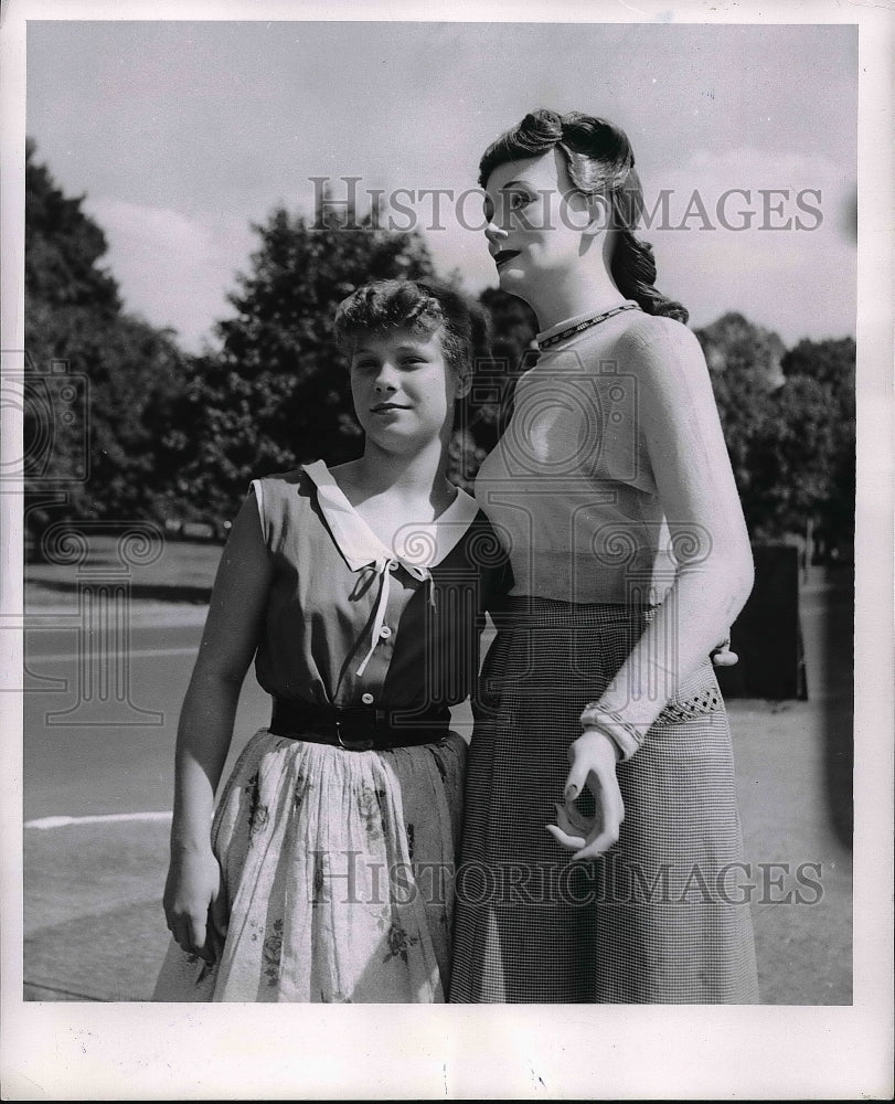 1954 Carol and Una the mannikin  - Historic Images