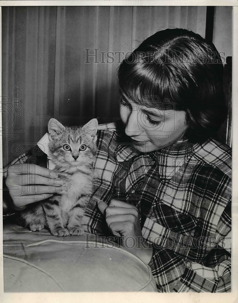 1950 Press Photo Jenny Seljan &amp; Her Cat Mickey - Historic Images