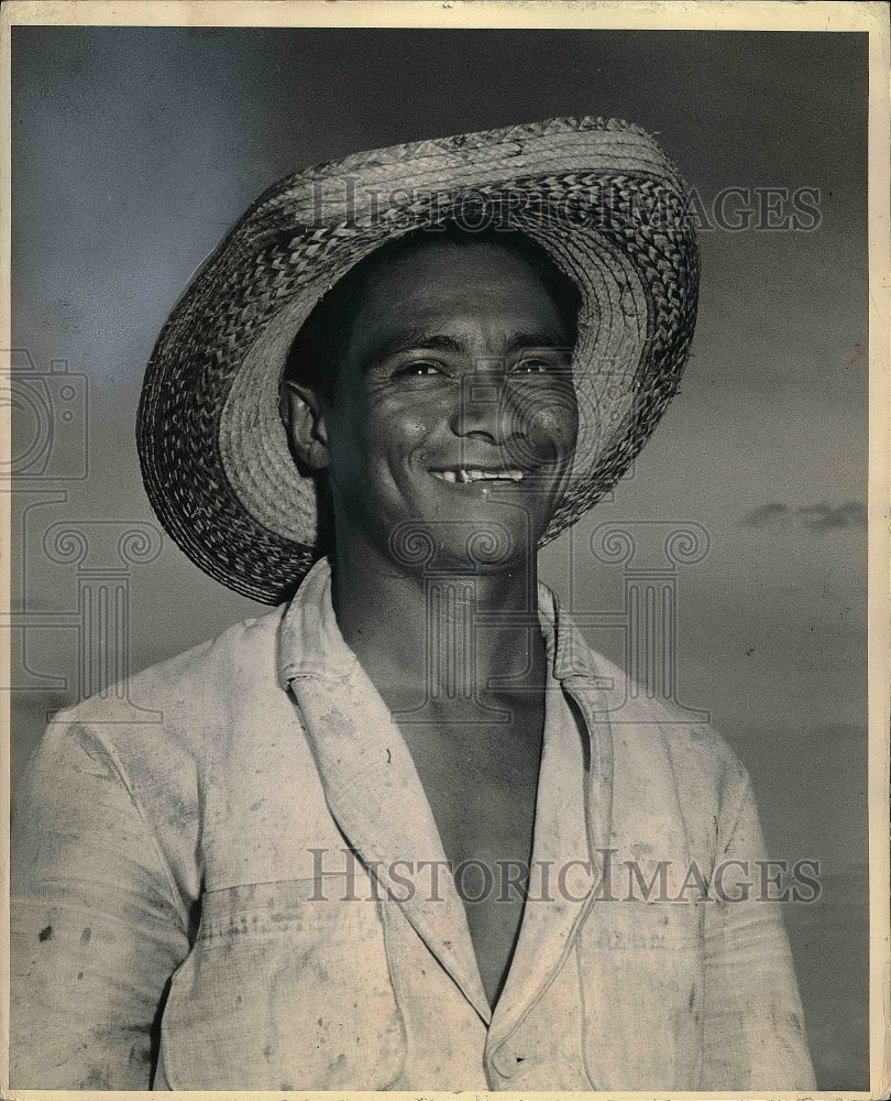 1949 Press Photo Venezuelan Citizen Employed By Oil Company On Surveying Crew - Historic Images