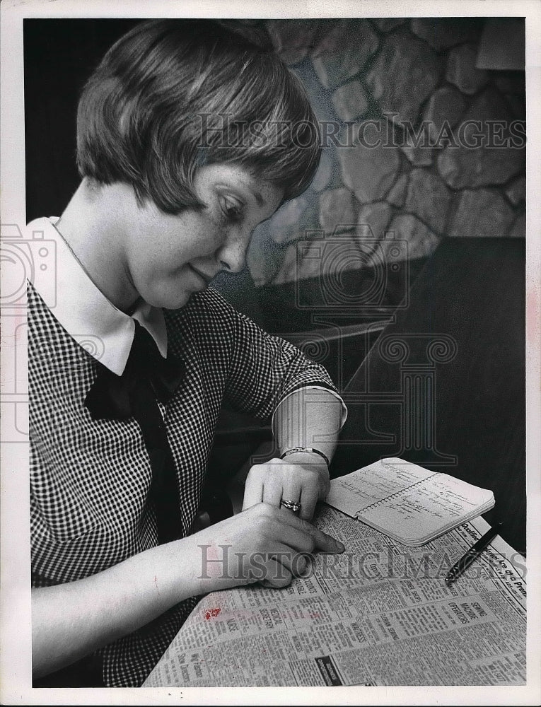 1966 Press Photo Mrs Allan J Weltman Looks For Job In Newspaper Classifieds - Historic Images