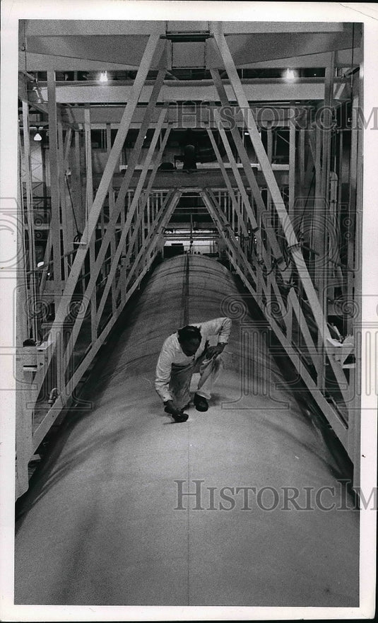 Press Photo United Airlines worker checking a 720 jet at San Francisco base - Historic Images