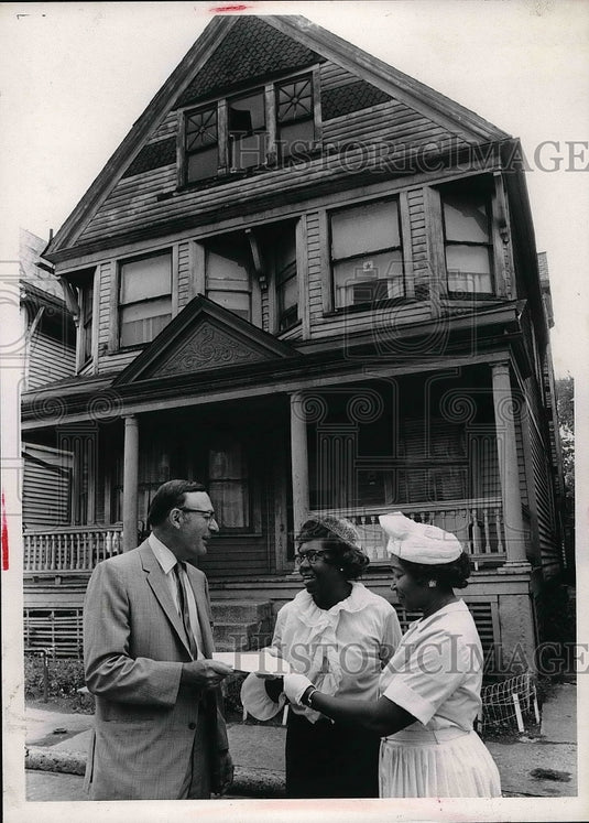 1969 Press Photo Leonard Wallens, pres. of Lee Wall Sportswear, Mrs Doll, - Historic Images