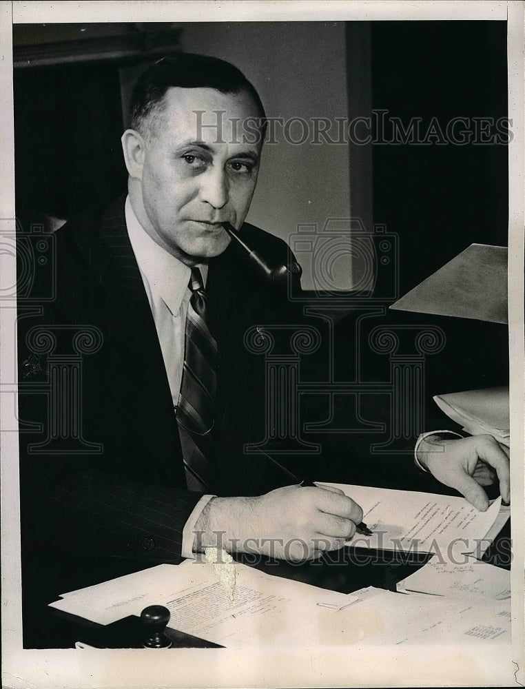 1944 Press Photo E.H. Campbell, IRS in NYC - Historic Images
